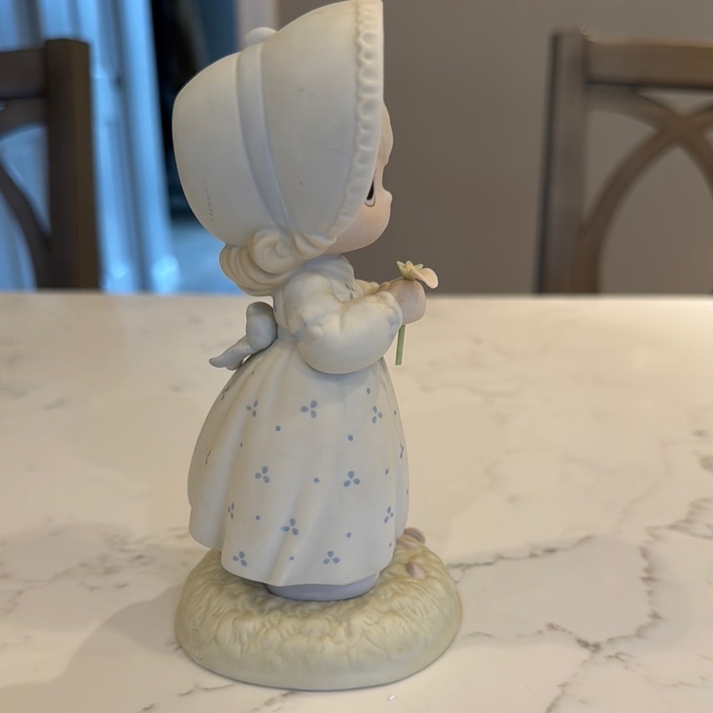 Charming Precious  Moments Figurine - He loves me he loves me not - Picture 5 of 5